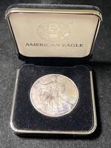 lot 76 image: 1998 AMERICAN SILVER EAGLE 1 TROY OZ .999 FINE SILVER IN BOX