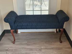 lot 7 image: Traditional Upholstered Bench with Rolled Arms  49 x 24 x 18