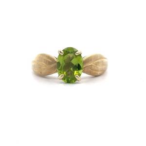 lot 35 image: Oval Peridot Textured Estate Ring in Yellow Gold