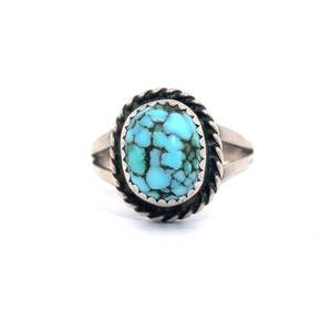lot 67 image: Natural Turquoise Twisted Rope Bezel Split Shank Ring