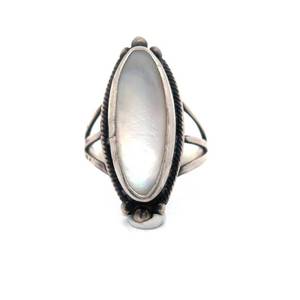 lot 82 image: Oblong Mother of Pearl Triple Split Shank Ring