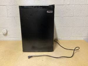 lot 429 image: Magic Chef 2.6 cu. ft refrigerator without freezer