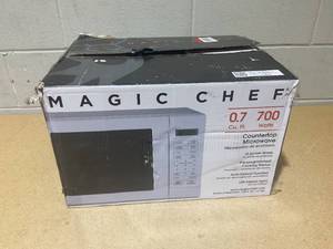 lot 225 image: Magic Chef 0.7 cu. ft. 700-Watt Countertop Microwave in White HMM770W3