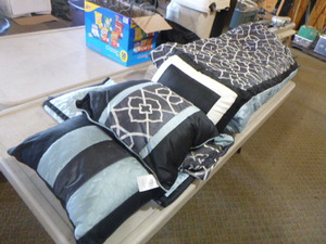lot 35 image: Queen Size Comforter