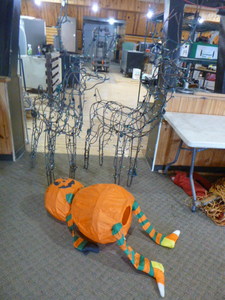 lot 38 image: Holiday Outdoor Dcor