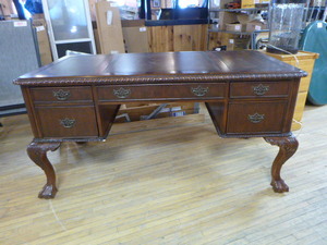 lot 65 image: Hooker Mahogany Desk