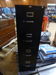 lot 67 image: 4 Drawer File Cabinet