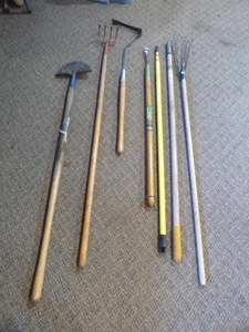 lot 107 image: Lawn and Garden Tools