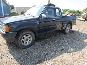 lot 2 image: 1990 Mazda B2600i 4X4 Pickup Truck