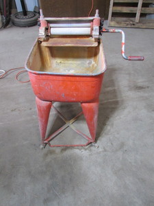 lot 12 image: Vintage Manual Washing Tub