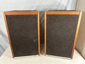 lot 19 image: Pair of Vintage Bose Model 601 Series 1 Stereo Speakers