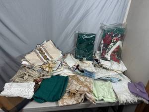 lot 31 image: Large Lot of Vintage Table Cloth, Fabric, Napkins, Doilies, and More
