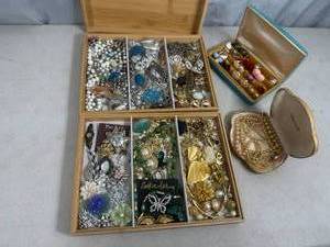 lot 32 image: Large Lot of Estate Jewelry and Boxes