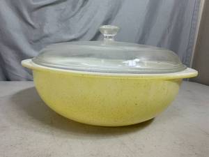 lot 35 image: Vintage Yellow Pyrex 2 QT Ovenware Dish with Lid