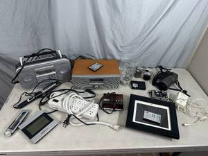 lot 43 image: Assorted Cameras, Radios, Electronics, and More
