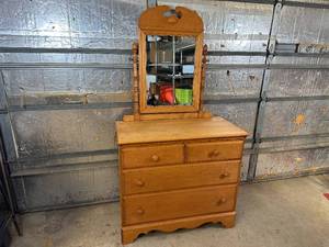 lot 8 image: Vintage Wood 4 Drawer Dresser with Mirror