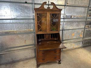 lot 7 image: Antique Wood Secretary  Hutch  Cabinet