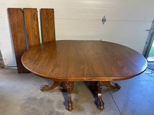 lot 4 image: Large Wood Dining Table with 3 Extra Leaves