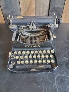 lot 2 image: Vintage Early 1900s Portable Corona Typewriter  Such a Great Looking Antique Display Item