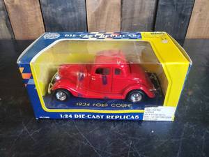 lot 30 image: Die Cast 1934 Ford Coupe Replica Car