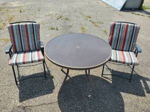 lot 35 image: Metal Table and two metal Folding Chairs with Cusions
