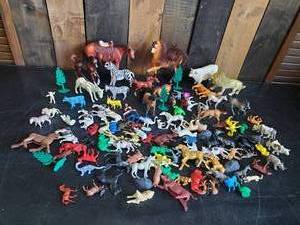 lot 52 image: Large Lot of Vintage and Newer Animals of various Kinds, Sizes, and Colors
