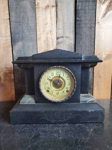 lot 88 image: E. Ingraham Co. Mantel Clock with Key needs a part