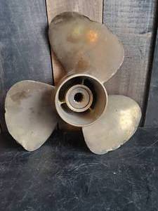 lot 64 image: Heavy Vintage Brass Boat Propeller Great Display piece for the Cabin