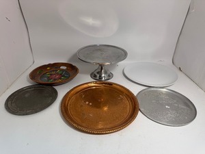 lot 33 image: Vintage Trays & Plates