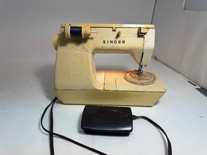 lot 55 image: Singer Sewing Machine - Works