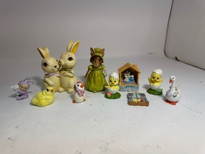 lot 57 image: Bunny & Duck Vintage Figurines