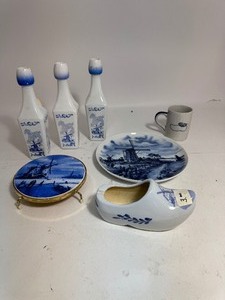 lot 61 image: Large Lot of Dutch Decor