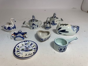 lot 63 image: Lot of Delft Blue Minis