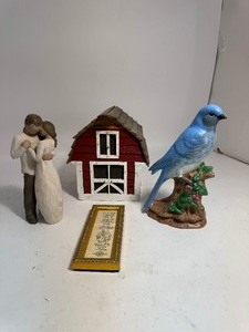 lot 70 image: Lot of Vintage Decor