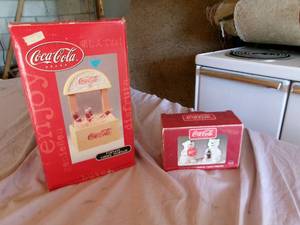 lot 5 image: Vintage Coca-Cola Window Fountain & S&P Shakers (Bears)