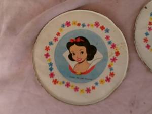 lot 14 image: Vintage Tin Snow White Plates