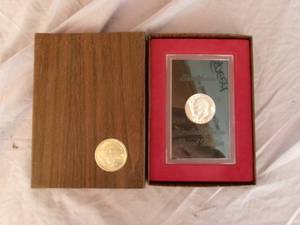 lot 22 image: Eisenhower Proof Silver Dollar In Case