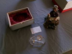 lot 25 image: HSBC Crystal Rice Bowl Set & Porcelain Teacher