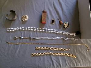lot 28 image: Box of Jewlery