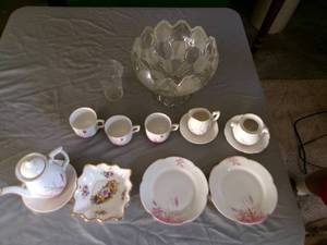 lot 29 image: Flower Patterned Tea Set & Fruit Bowl