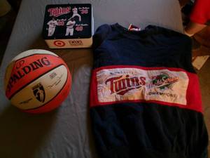 lot 37 image: Twins Lunch Box & 87 World Series Sweatshirt