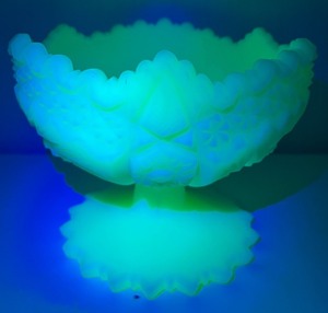 lot 16 image: Fenton Custard Satin Glass Pedestal Bowl with Uranium Glow