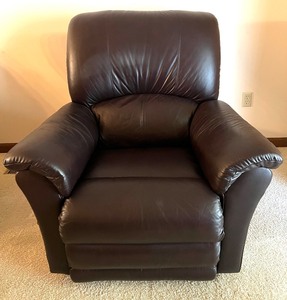 lot 17 image: La-Z-Boy Reclina-Rocker Leather Recliner Chair