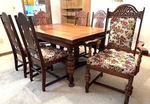 lot 26 image: Antique Expandable Dining Table with 6 Ornately Carved Chairs