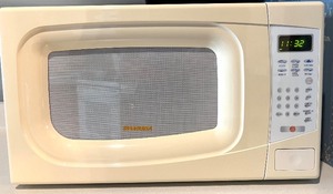 lot 75 image: Sylvania Microwave Oven with Digital Controls