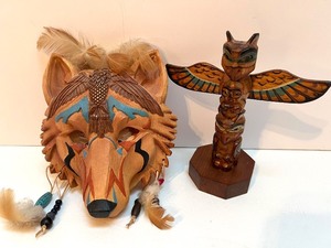 lot 78 image: Carved Wolf Mask and Alaskan Raven Totem Native American Style Decor Set