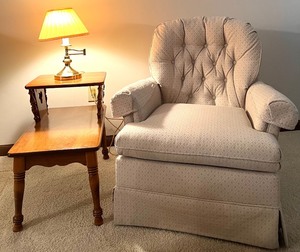 lot 95 image: Vintage Swivel Armchair, Table Lamp and Baumritter Two-Tier Side Table