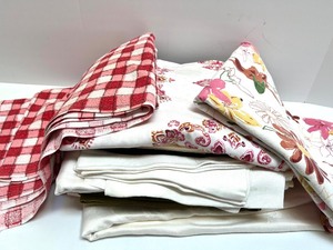 lot 101 image: Collection of Tablecloths and Fabric Napkins with Various Patterns