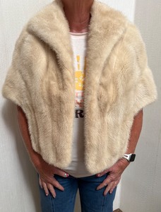 lot 102 image: Vintage Novotny Furs Natural Pale Beige Mink Stole