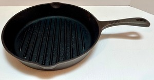 lot 64 image: Vintage Wagner Ware No. 3 Cast Iron Grill Pan with Raised Ridges